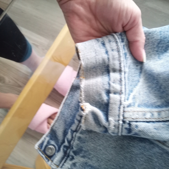 Levi's Light Blue Denim Jacket with White Lining - Picture 3 of 6